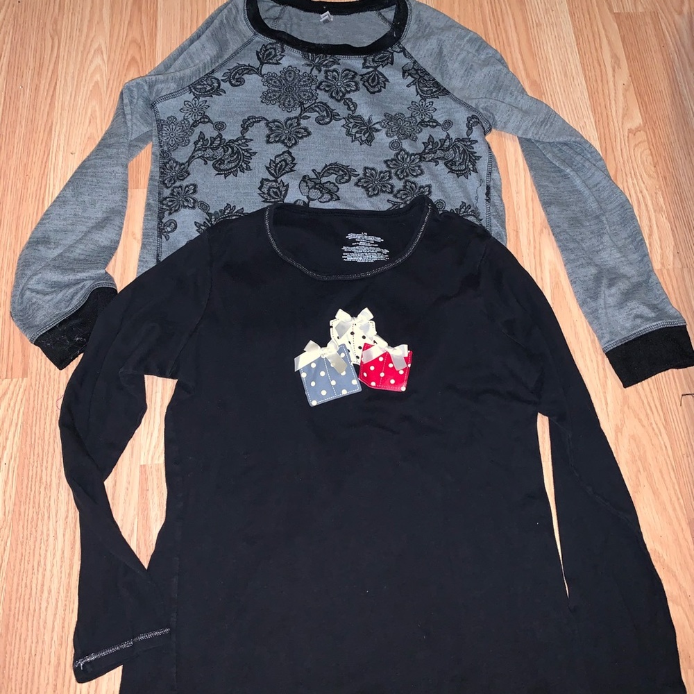 🎁Bundle of 2 shirts.